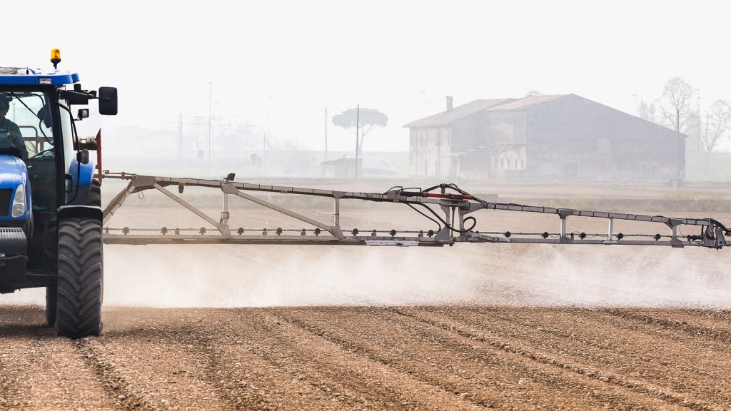Un trattore sparge diserbanti su un campo agricolo in provincia di Verona © Massimo Colombo